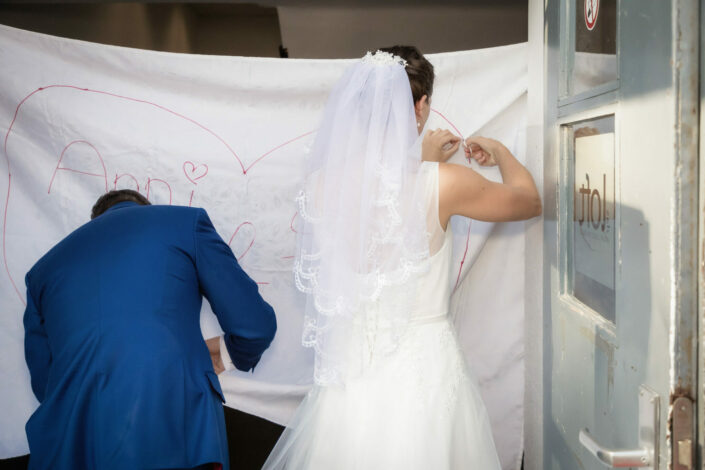 Hochzeitsfotograf-Berlin im das Loft-Spandau macht Hochzeitsbilder während der Hochzeitsfeier