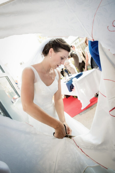Braut schneidet ein Herz aus einem Bettlaken aus im das Loft-Spandau Hochzeitsfotograf macht Hochzeitsbilder während der Hochzeitsfeier
