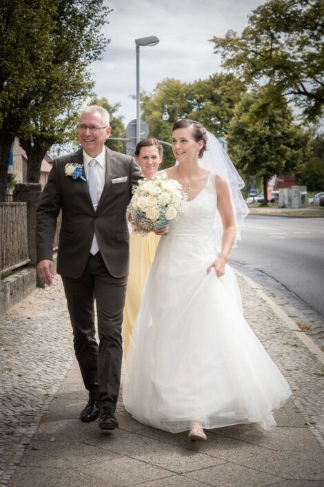 Hochzeitsfotograf-Berlin im Standesamt Falkensee macht Hochzeitsbilder bei Ankunft der Braut