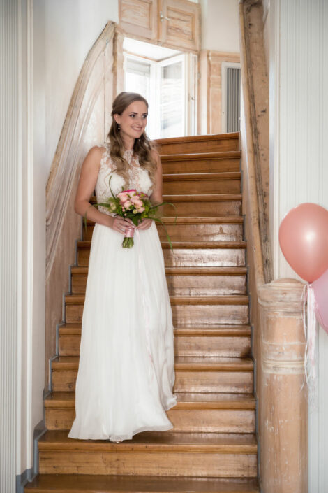 Hochzeitsfotograf Potsdam macht natürliche Hochzeitsbilder - First Look im Landhaus Adlon Potsdam: Braut sieht Ihren Bräutigam