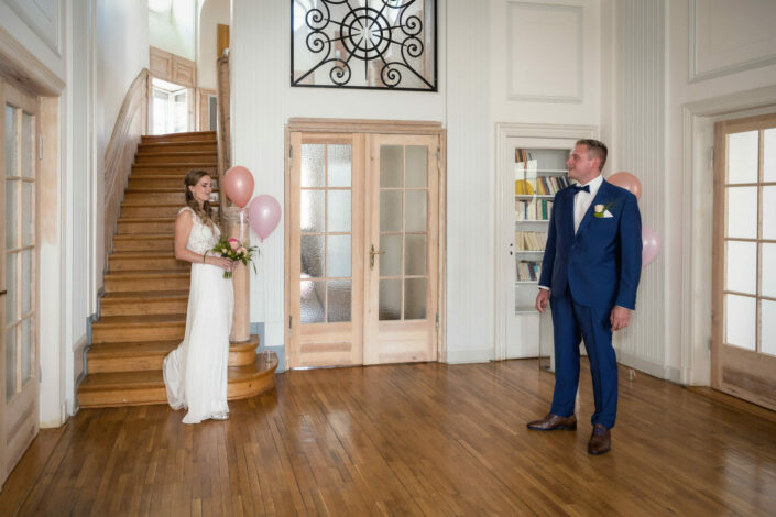 Bild vom Hochzeitsfotograf Potsdam aus der Hochzeitsreportage im Landhaus Adlon Berlin - hier wird abgebildet: Bräutigam sieht Braut beim First Look