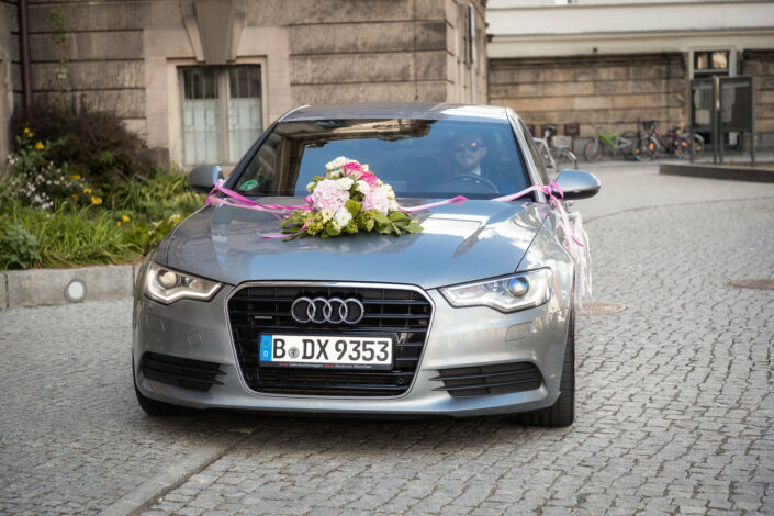 Hochzeitsfotograf im Standesamt Potsdam Braut kommt mit Hochzeitsauto im Standesamt an