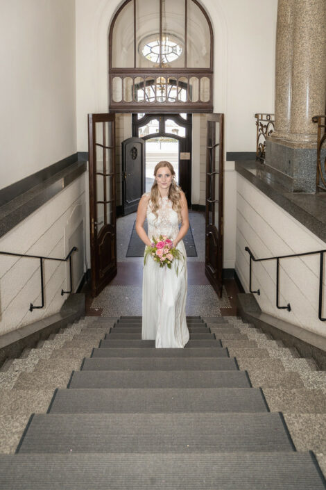 Hochzeitsfotograf Potsdam macht Hochzeitsbilder im Standesamt Potsdam Braut auf dem Weg zum Trausaal