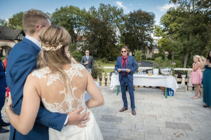 Hochzeitsfotograf Potsdam vor dem Landhaus Adlon Berlin – auf dem Hochzeitsfoto wird abgebildet: Brautvater hält Ansprache bei der Hochzeitsfeier im Landhaus Adlon Potsdam am Lehnitzsee