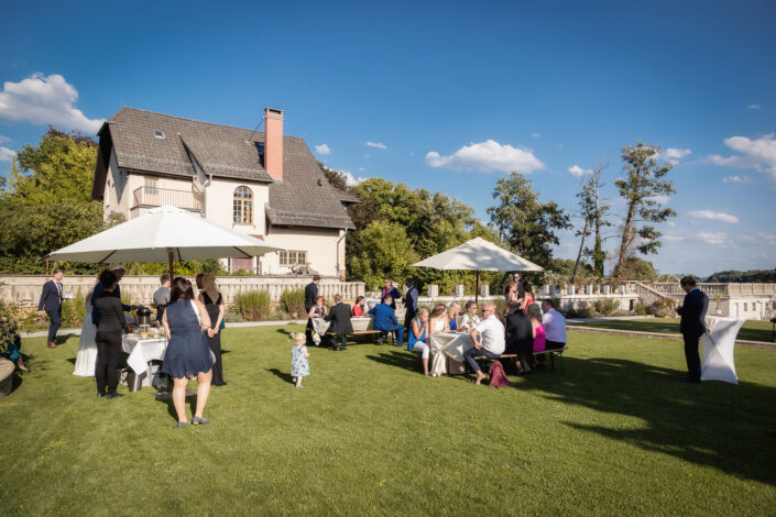 Bild vom Hochzeitsfotograf Potsdam aus der Hochzeitsreportage im Landhaus Adlon Berlin - hier wird abgebildet: Hochzeitsgäste während Kaffee und Kuchen bei der Hochzeitsfeier im Landhaus Adlon Potsdam am Lehnitzsee