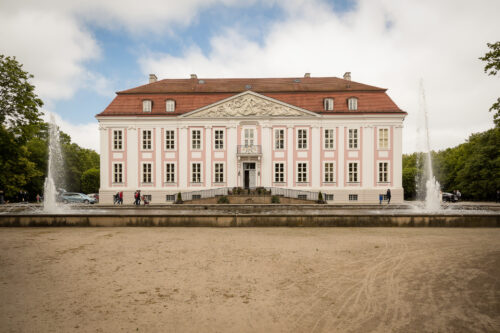 Der Artikel beschreibt die Vielfalt der Standesämter in Berlin-Brandenburg und betont die Wichtigkeit professioneller Hochzeitsfotografie für diese besonderen Anlässe.